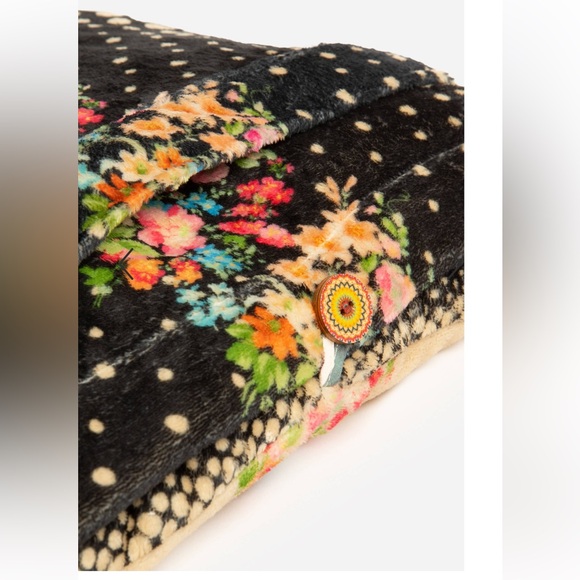 💕 JOHNNY WAS WILLA TRAVEL BLANKET Floral dotted pattern and flourishing blooms - Picture 2 of 10